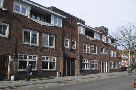 909257 Gezicht op de huizen Jan van Scorelstraat 95 (links) -85 te Utrecht.